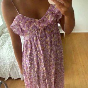 Långklänning hm  - Säljer nu denna otroliga klänningen från H&M som är slutsåld och varit otroligt populär i storlek S 