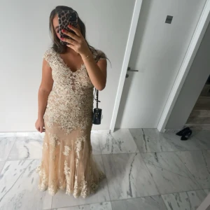 Bal klänning  - As snygg bal/fest klänning som är köpt på dressroom för några tusen men är lite omsydd då den var lite för tajt. Det är en väldigt unik klänning då den inte finns att köpa på så många ställen! Skriv för mer bilder & frågor! 🤍🤍🤍Pris kan diskuteras 