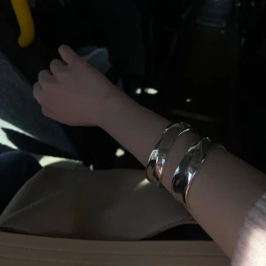 2 st Silverfärgat armband - Elegant och stilrent armband i silverfärg. Perfekt för att ge en sofistikerad touch till din outfit. Armbandet har en slät och glänsande yta som fångar ljuset vackert.