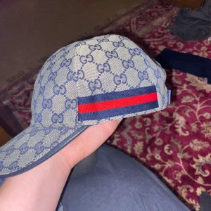 Gucci keps navy blue  - Gucci navy blue oanvänd 