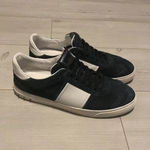 Valentino Flycrew Navy blue  - Säljer dessa valentino flycrews i stl 43 sjukt bra skick 9/10 Alla Nitar Kvar! Perfekta nu till våren och sommar. Nypris 6000-8000kr mitt pris 4899kr.    Inget og 