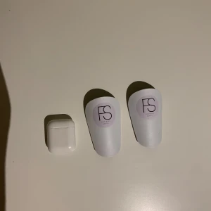 Mini benskydd - Säljer dessa minibenskydd för ett riktigt bra pris. De känns knappt under användning och är inprincip viktlösa. Helt nya, cond 10/10. Nypris 349! Hör av er vid minsta fundering//Anton