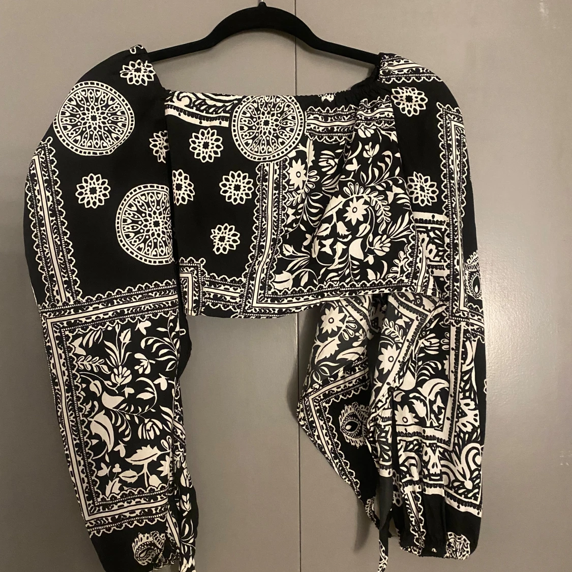 Svart och vit mönstrad bolerotopp från Boohoo - 1