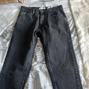 Mörk grå jeans från pull&bear - Helt ny pull&bear jeans som jag fick!  Använt bara en gång!