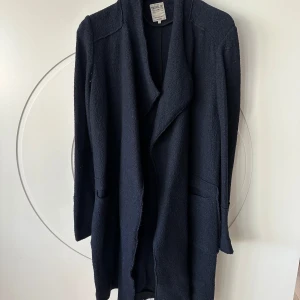 Mörkblå kappa från Zara  - Snygg mörkblå kappa från Zara, Trafaluc outerwear collection. Den har en stilren design med långa ärmar och en öppen front. Perfekt för att hålla stilen under kyligare dagar.