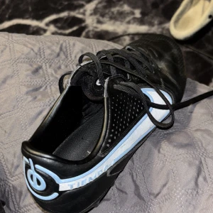 Tiempo legends fotbollsskor  - Storlek 42 helt okej skick,använd ganska mycket men ändå bra skick och vill ba bli av med 