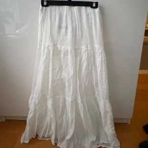 Vit långkjol från Gina Tricot - Så fin lång kjol från Gina, perfekt i längden för mig som är ca 170💕 använd en gång