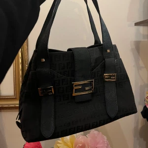 Vintage Fendi Baguette Axelväska  - Bra skicka. Inga sun fade märken. Finns i lund för meet-up eller fraktas genom plick. 