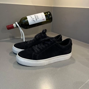 Svarta skor från Vagabond - Snygga svarta skor från Vagabond i mocka med vit sula. Fint skick! Nypris: 1400kr. Skriv gärna vid frågor!