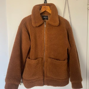 Brun teddyjacka  - Säljer denna mysiga bruna teddyjacka med dragkedja framtill. Perfekt för kyliga dagar med sin fluffiga och varma design. Den är fodrad och passar under höst, vinter och vår💕 Skriv vid frågor