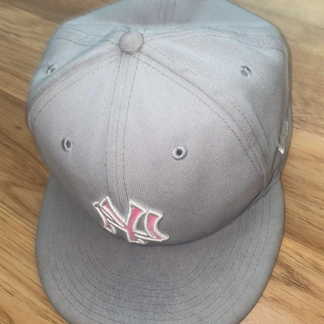 Grå keps med broderad logga