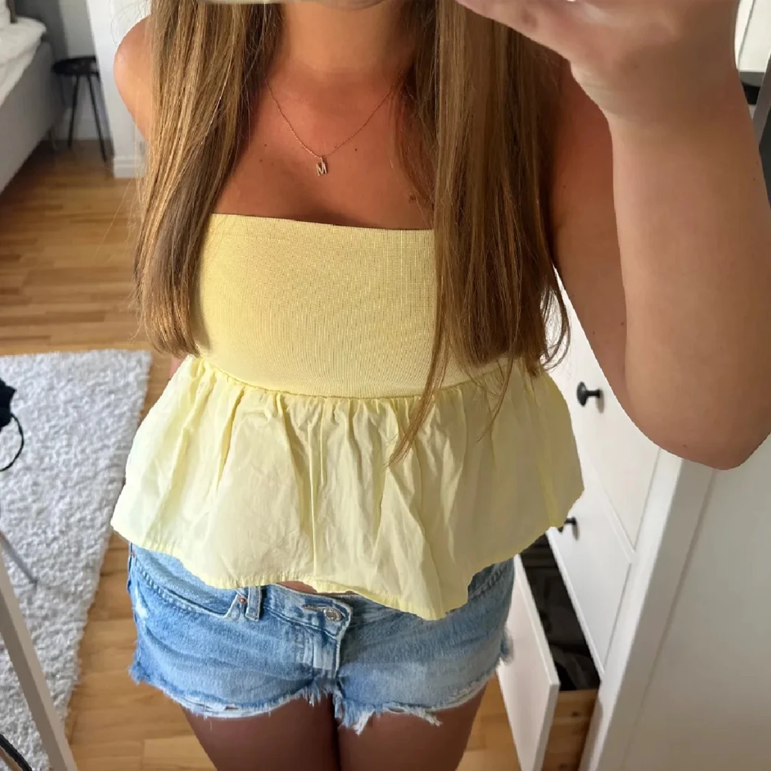 Gul axelbandslös topp