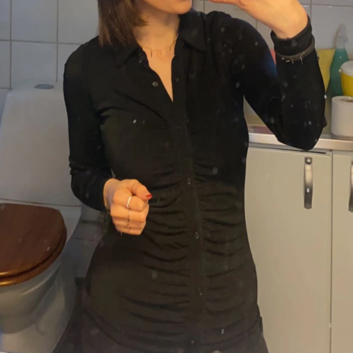 Svart långärmad klänning med knappar - 1