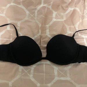 Svart bh från H&M - Säljer en svart bh från H&M i storlek 85B. Den är tillverkad i 69% polyamid och 31% elastan, vilket ger en bekväm och stretchig passform. Perfekt för dagligt bruk.