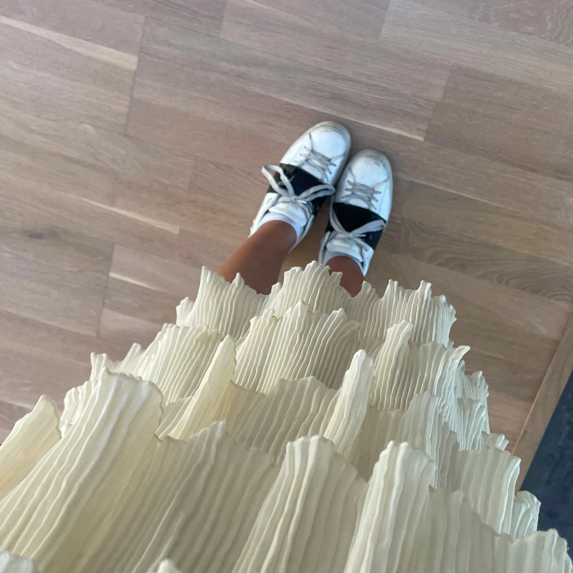 Beige/ ljusgul axelbandslös klänning - 1