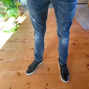 Dondup George  - Dondup George jeans i mycket bra skick! Pris kan diskuteras vid snabb affär. Jeansen sitter slim fit.