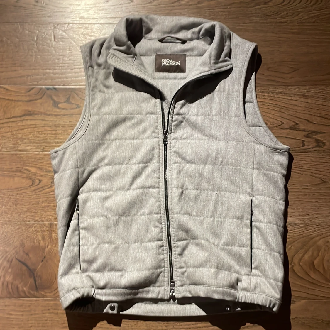 Grå quiltad väst från Oscar Jacobson - 1