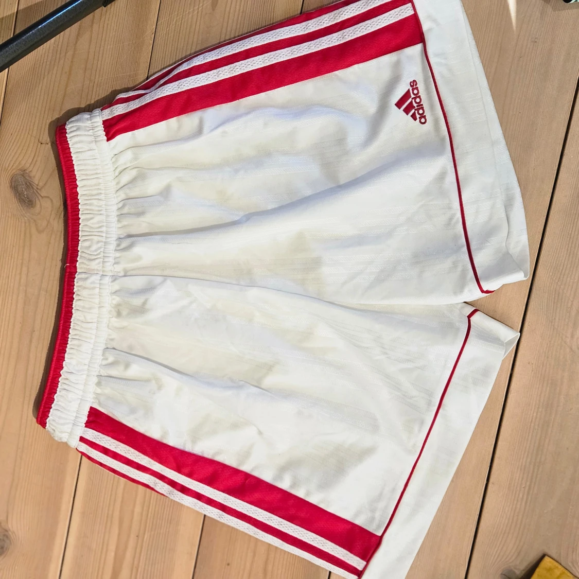 Vita shorts från Adidas med röda detaljer