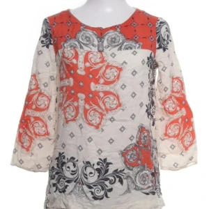 Mönstrad blus från Massimo Dutti - Säljer en unik blus från Massimo Dutti med ett iögonfallande mönster i SIDEN i orange, svart och vitt. Blusen har trekvartsärmar och en rund halsringning. Perfekt för att ge din outfit en färgklick!