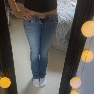 Low waist jeans - Low waist straight jeans från diesel! As snygga och LÅNGA! Midjemått är 36cm rakt över och innerbenslängd 86cm, snygg blå färg med ljusare lår/knän.