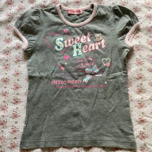 Supersöt Mezzo Piano tröja från Japan! SANRIO - Vintage t-shirt från Sanrio/Mezzo Piano med texten 'Sweet Heart' i pastellfärger och hjärtan. Från Japan! Storlek M, men märket är riktat till barn och ungdomar så liten. 