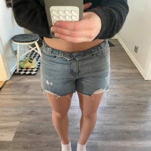 Blå jeansshorts från MNG - Säljer ett par blå jeansshorts från MNG med slitna detaljer och fransar. Knappt använda för att dom är lite små!🩷