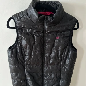 Svart väst - Svart väst. Finns ingen direkt storlek i västen, men skulle säga att den uppfattas som en stl s.