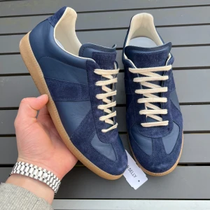 Maison margiela skor - Säljer nu dessa EXTREMT feta och sjuukt eftertraktade maison margiela | Iprincip nya |  Använda ett fåtal gånger. Skick 9/10 | Size 41 | Vad ingår? |Tag | hör av dig vid minsta fundering!🤩