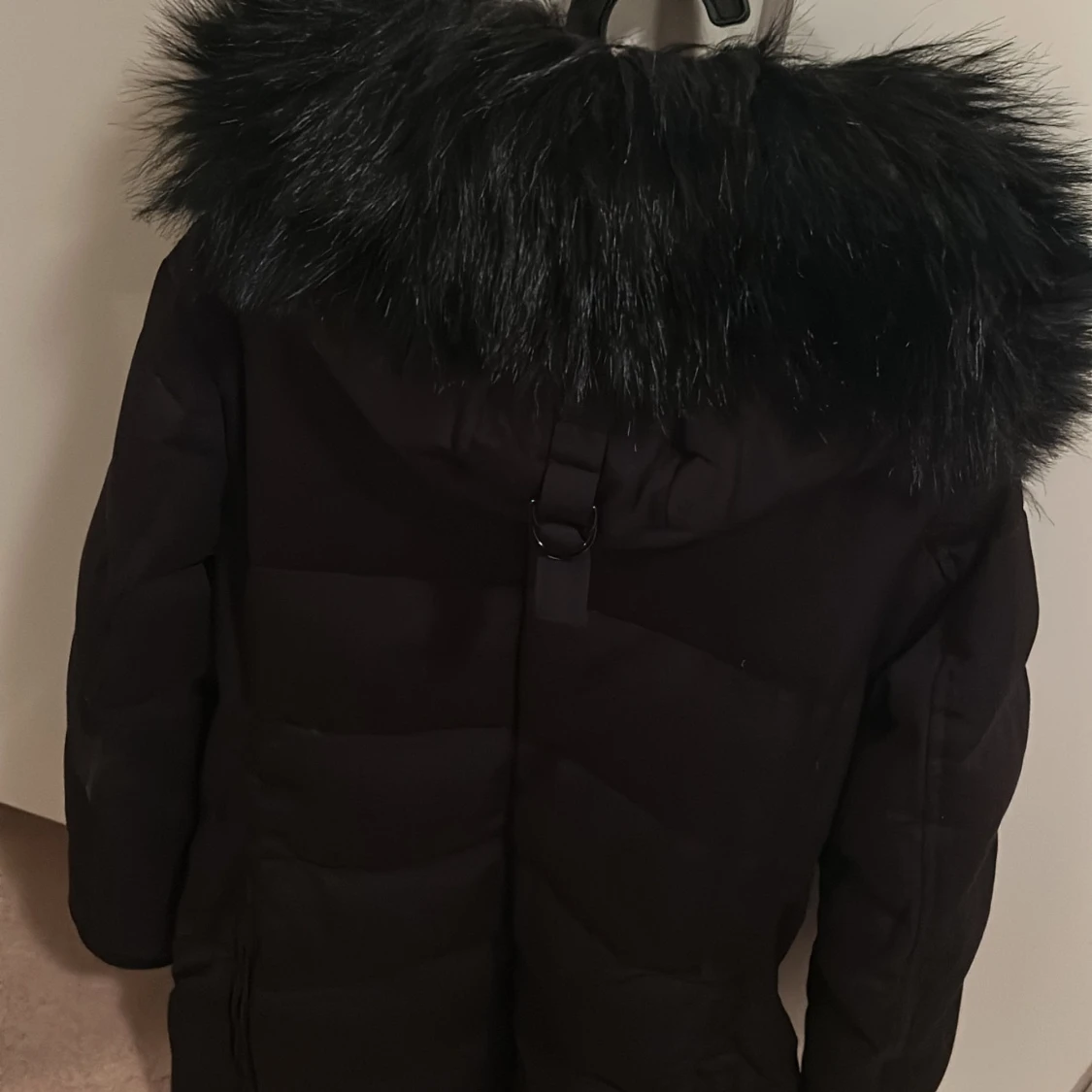 Svart dunjacka med fuskpäls - 2