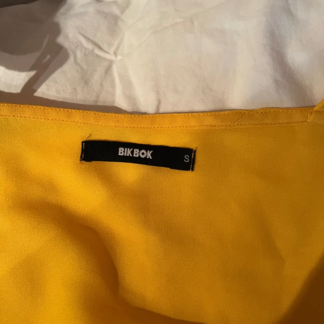 Gul omlottopp från Bik Bok - 2