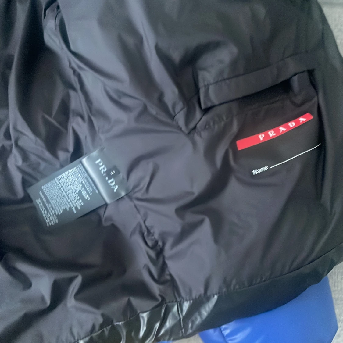 Blå och svart pufferjacka från Prada - 2