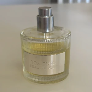 Tom Ford Beau De Jour Eau de Parfum utan lock  - Eau de parfum från Tom Ford. Beau De Jour. 50ml flaska men använd ni ser på bilden hur mycket som är kvar. Kommer utan lock. Förvarats mörkt. 
