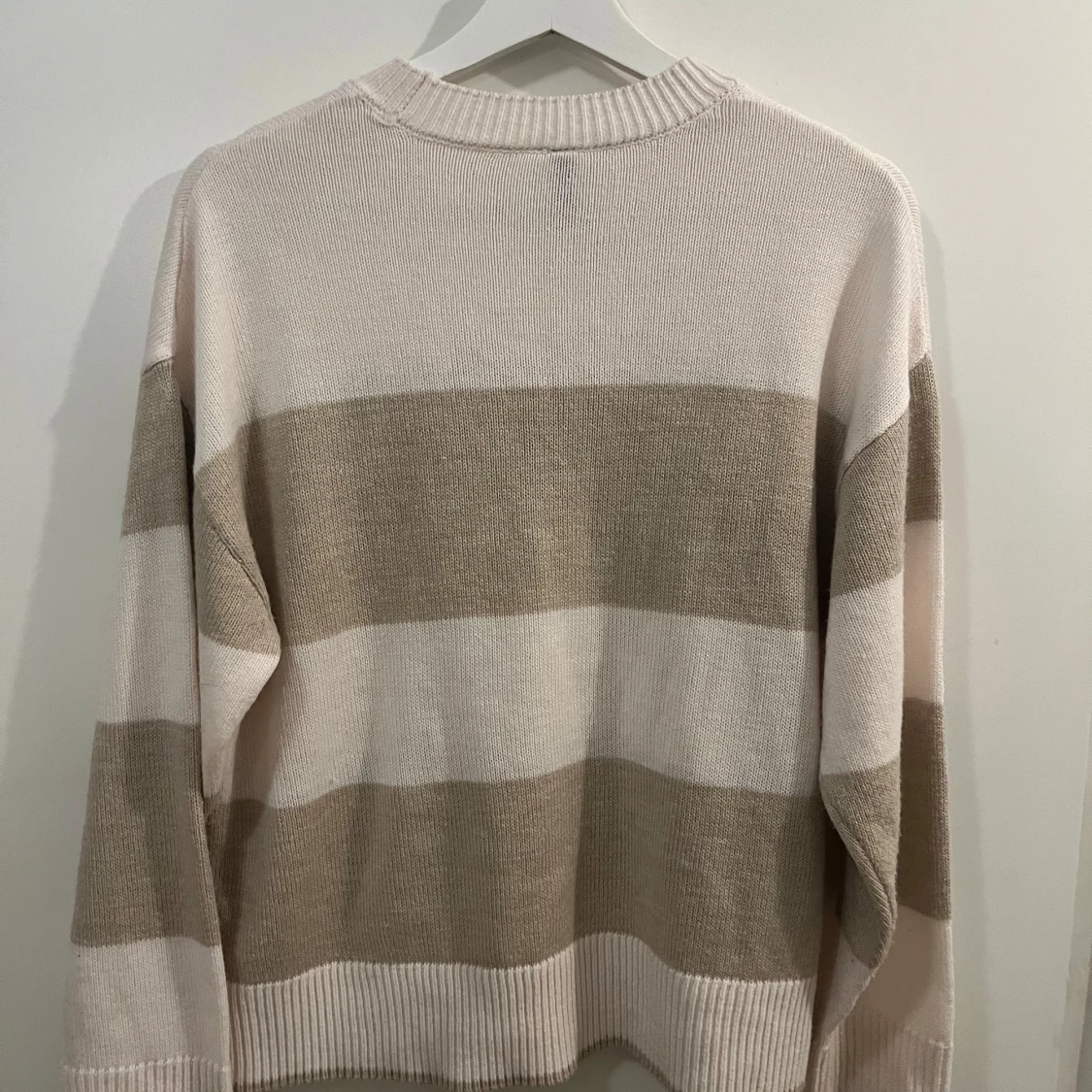 Beige och vit randig tröja från H&M Divided - 1
