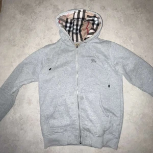 Buberry zip - Jag säljer min gråa burberry zip. Den är i väldigt bra skick och endast använd några gånger. Storlek S, hör av er vid frågor.