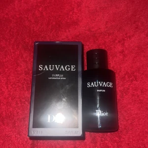 Sauvage Parfum från Dior - Fick denna i födelsedagspresent. Vill byta till mig något annat eller sälja! Den är nästintill full (använt 4 sprut typ)