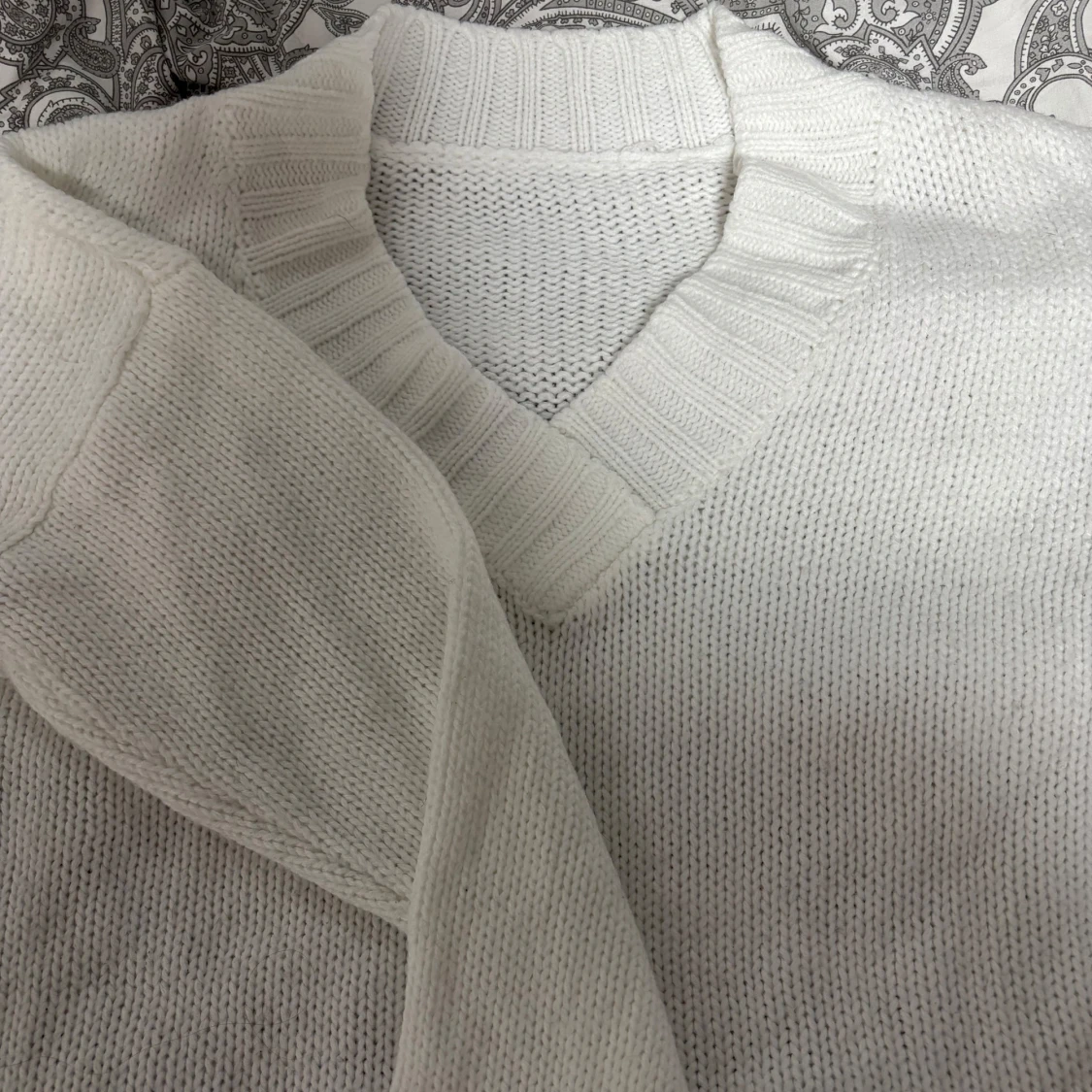 Vit stickad tröja med v-ringning