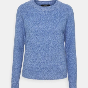 Blå stickad tröja från Vero Moda - Säljer en mysig blå stickad tröja från Vero Moda. Tröjan har en klassisk rund hals och långa ärmar, perfekt för kyligare dagar. Den är tillverkad i ett mjukt material som ger en bekväm passform. Använd några gånger men inga defekter eller liknande. Priset går att diskutera