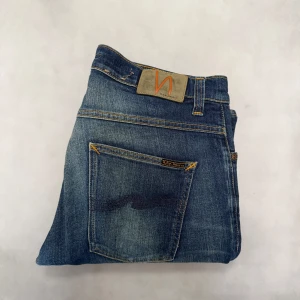 Nudie Grim Tim - - Nudie Grim Tim — Storlek 33/32 — 9/10 - Bra skick utan skavanker — Inkluderat - Jeans — Retail 1800kr — Modellen är - 180cm, 65kg -