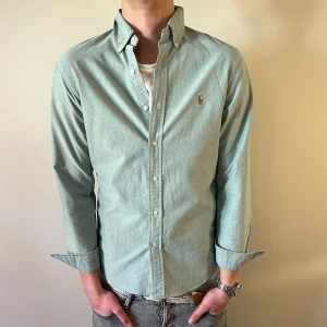 Mintgrön Ralph Lauren skjorta - Nu säljer vi ännu en fet polo skjorta som passar till alla tillställningar! Du ska kunna uttrycka stil utan att det kostar för mycket!🕺🍾💼🤩  Storlek👔: M Nypris💰: ca 1499 kr