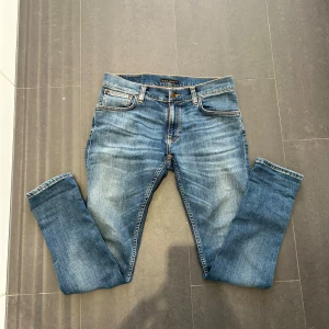 Nudie jeans - Nudie Jeans av modellen Tight Terry Storlek: 30/30- Skicket på jeansen är mycket bra - 10/10 - mitt pris: 499- Nypris: 1599kr.   En stor fördel med Nudies jeans jämfört mot Levis, Tiger of Sweden, Replay, Lee, Acne, dondup osv. Ar att du kan lämna in dem gratis for reparation eller uppläggning i Stockholm, Göteborg eller Malmö. Pa sa vis förlängs livslängden rejalt.