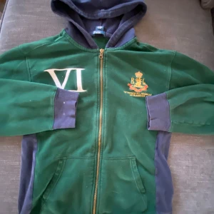 Ralph Lauren Hoddie  - Säljer en grön hoodie från Ralph Lauren med dragkedja och broderad logga på bröstet. Hoodien har en kontrasterande mörkblå insida i huvan och muddar. Perfekt för en avslappnad stil.Tröjan är i storleken s men passar på xs också🍾🔥