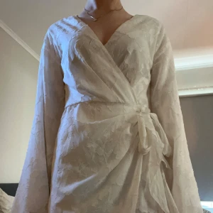 Vit kort klänning - Säljer en fin klänning från Gina köpt förra året den är i bra skick och säljer för den inte kommer till användning längre skriv om ni vill ha fler bilder!🩷