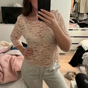 Ljusrosa spetsblus - Säljer denna ljusrosa spetsblus med trekvartsärm. Perfekt för vår och sommar! 🌸☀️