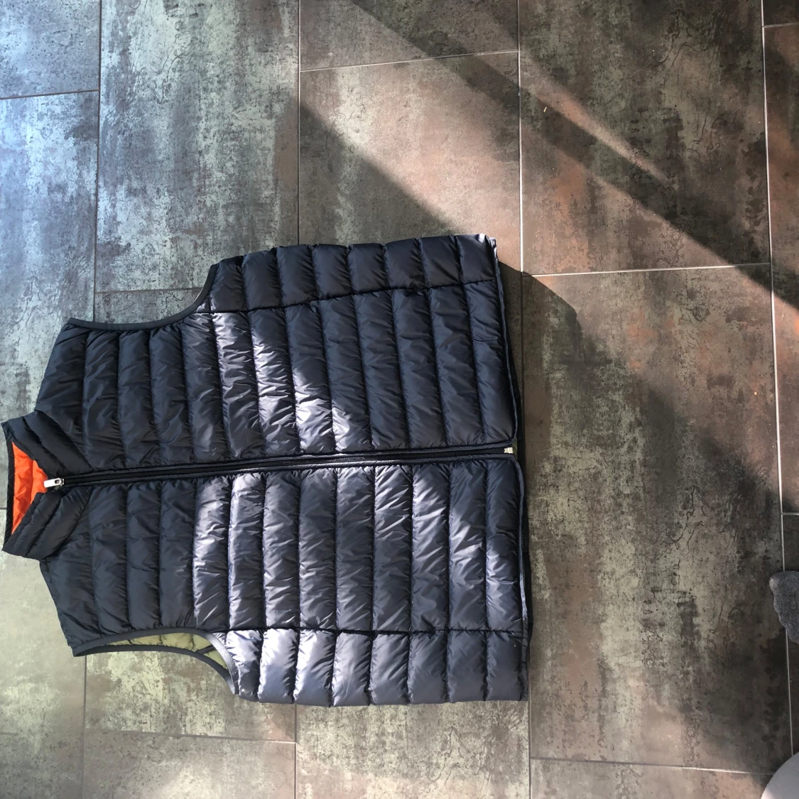 Svart dunväst med orange foder - 1