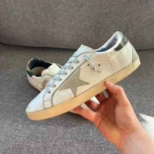 Golden Goose GGDB - Säljer ett par sköna Golden Goose i bra skick. Size 45, dustbag tillkommer. Hör av er vid funderingar!