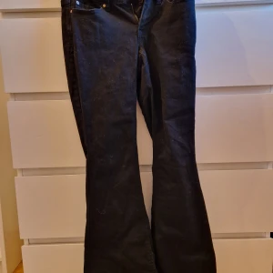 Svarta bootcutjeans från Vero Moda - Svarta bootcutjeans från Vero Moda. Normal passform men relativt låg midja. Tvättade men aldrig använda!