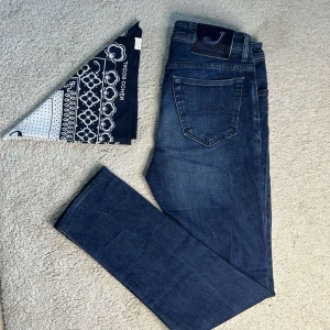 Jacob Cohen jeans limited edition  - Jacob Cohen limited edition jeans | Jeansen är i mycket bra skick och är nr 001 av 101 jeans som tillverkades | Nyrpis är priceless, snabba affärer prioriteras men hör av er vid funderingar! 