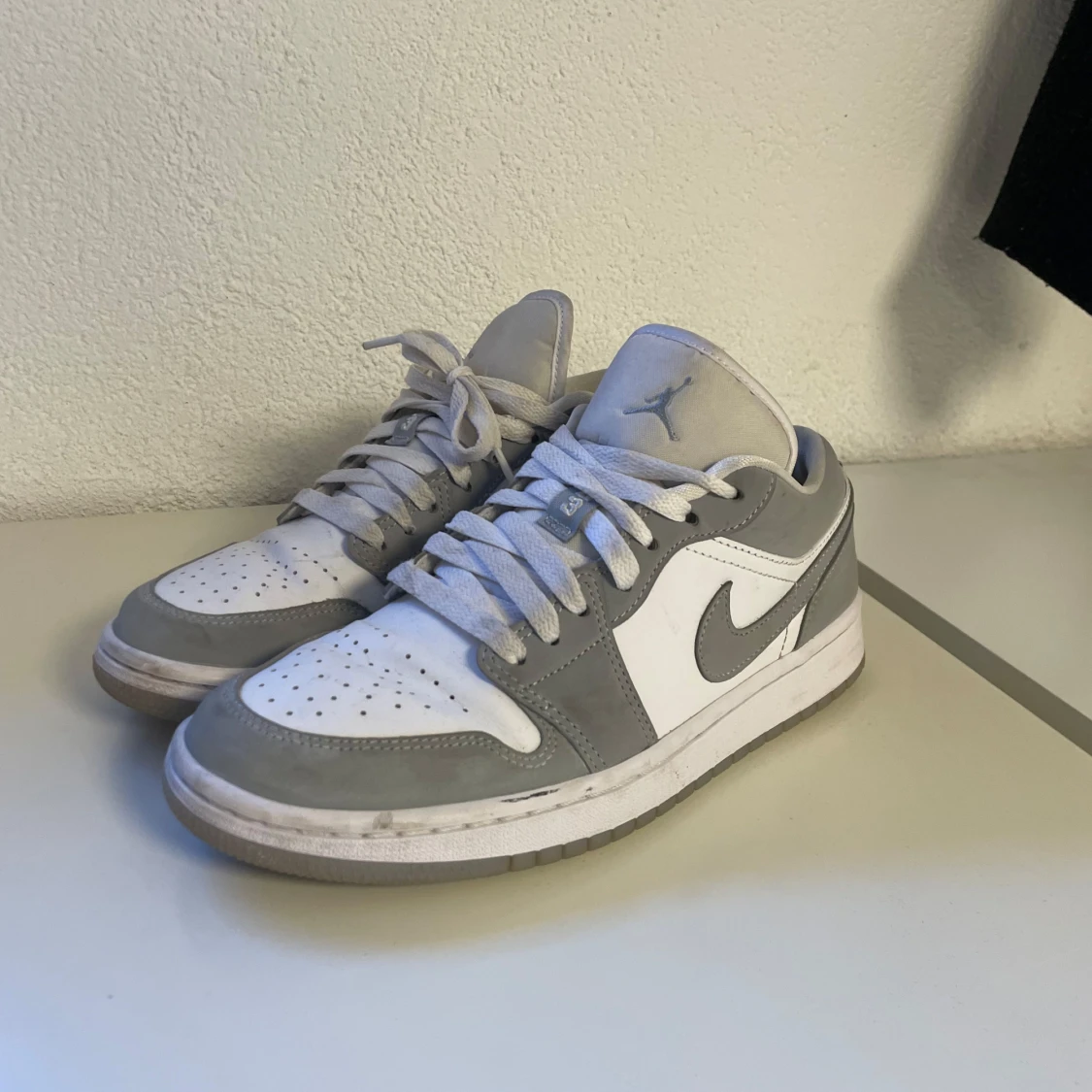Grå och vita Nike Air Jordans