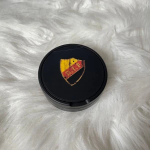 Svart förvaringsdosa med valfri design  - Djurgården dosan✨Perfekt för att förvara småsaker eller som en dekorativ detalj.