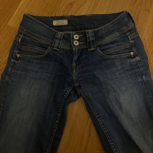 Trendiga pepe jeans - Lågmidjade, straight leg/boot cut jeans. Säljer då de är lite stora på mig. Skriv för mer info!